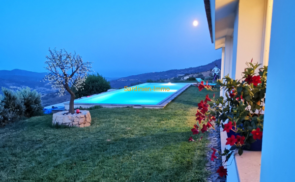 Moderne, lichtdurchflutete Villa mit Panorama-Meerblick